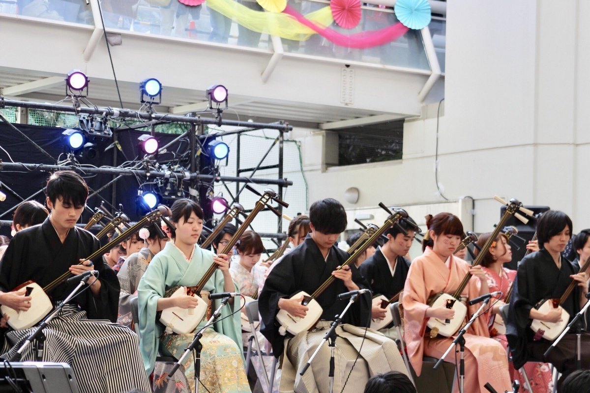 私たち三津巴は、津軽三味線を楽しむことをモットーに活動している早稲田大学公認のサークルです。今回は13名による迫力ある演奏をお楽しみ下さい！ […]